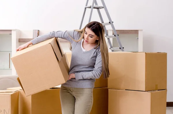 Junge schöne Frau zieht in neue Wohnung — Stockfoto