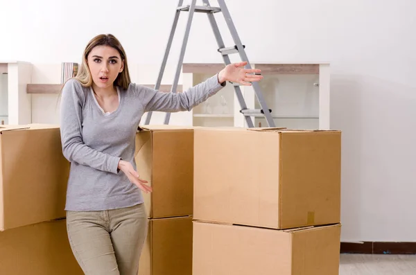 Jeune belle femme déménageant dans un nouvel appartement — Photo