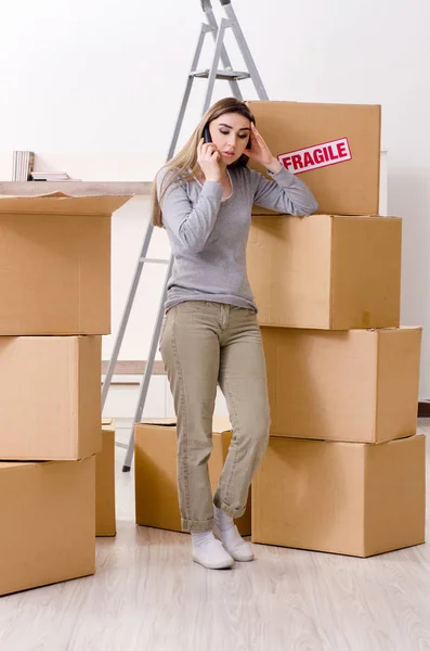 Junge schöne Frau zieht in neue Wohnung — Stockfoto