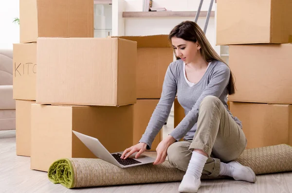 Genç ve güzel bir kadın yeni daireye taşınıyor. 