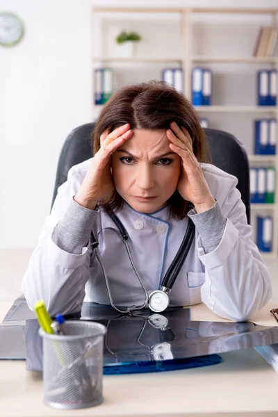 Klinikte çalışan yaşlı bir kadın doktor. — Stok fotoğraf