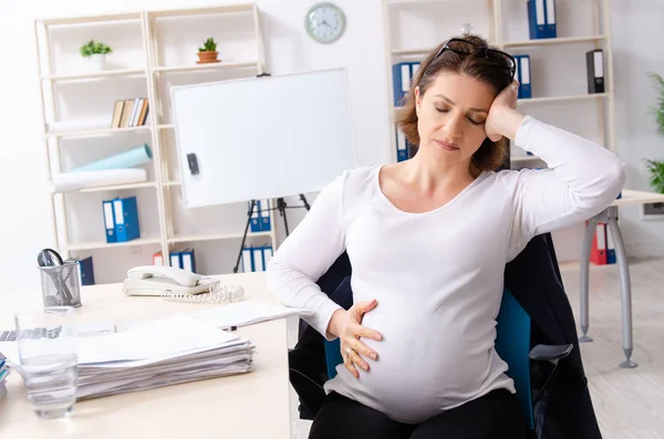 Oude zwangere vrouw werkt in het kantoor — Stockfoto