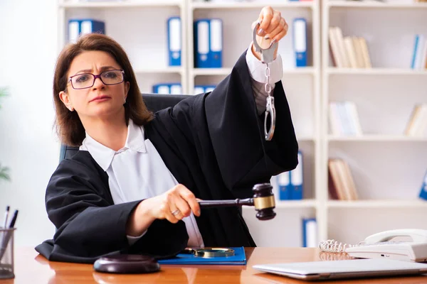 Medico donna di mezza età che lavora in tribunale — Foto Stock