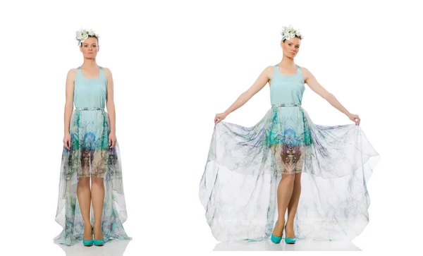 Kaukaski model w niebieskiej sukience kwiatowej izolowany na białym — Zdjęcie stockowe