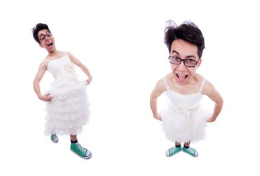 komik adam beyaz izole kadın elbisesi giyiyor