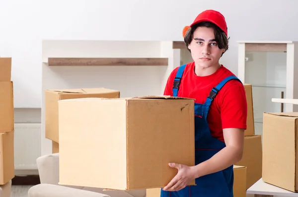 Junge männliche Lohnunternehmer mit Boxen, die drinnen arbeiten — Stockfoto