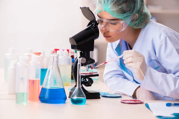 Young female chemist working in the lab — Stock Photo, Image
