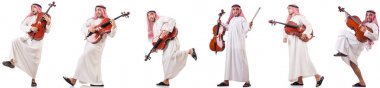 Arap adam beyaz izole Çello çalan 