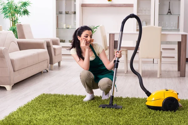 Jonge vrouwelijke aannemer doet huishoudelijk werk — Stockfoto