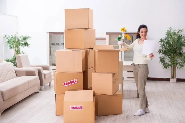 Young woman moving to new flat — Stock Photo, Image