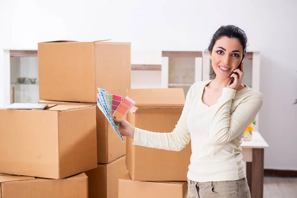 Junge Frau zieht in neue Wohnung — Stockfoto