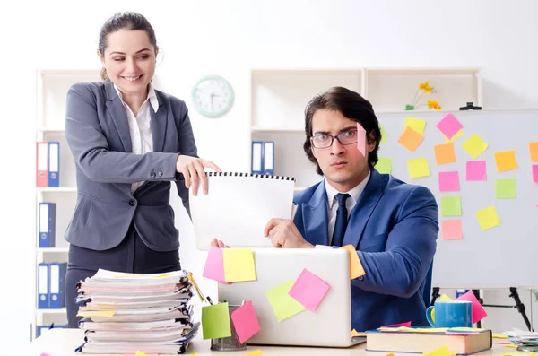 Dos colegas empleados que trabajan en la oficina — Foto de Stock