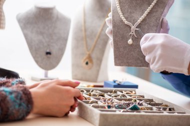 Genç kuyumcu atölyesinde çalışıyor.