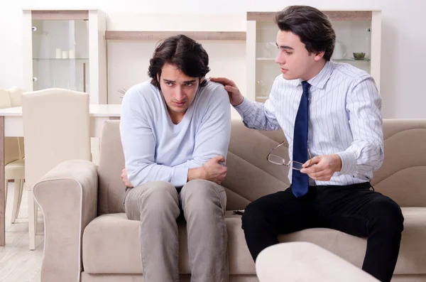 Jonge mannelijke patiënt in gesprek met psycholoog persoonlijk probleem — Stockfoto