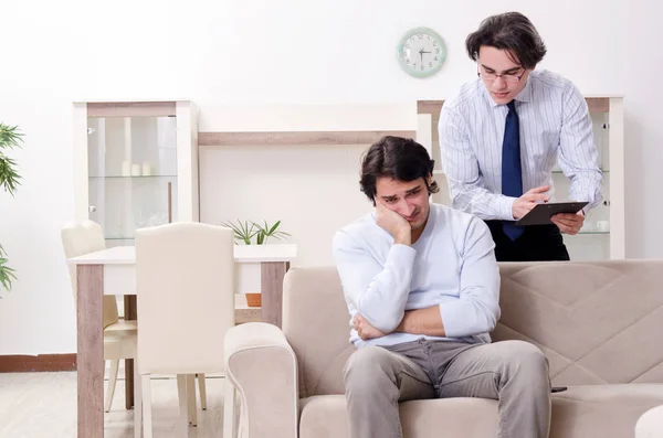 Jonge mannelijke patiënt in gesprek met psycholoog persoonlijk probleem — Stockfoto