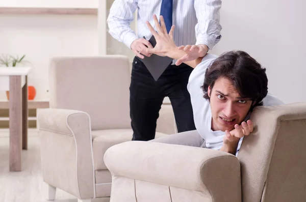 Paciente masculino joven discutiendo con psicólogo problema personal — Foto de Stock