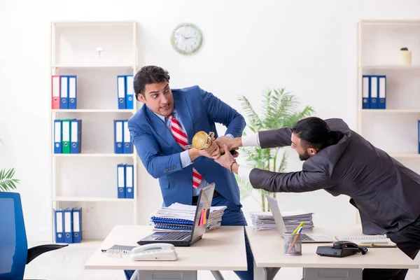 Zwei männliche Kollegen im Büro — Stockfoto