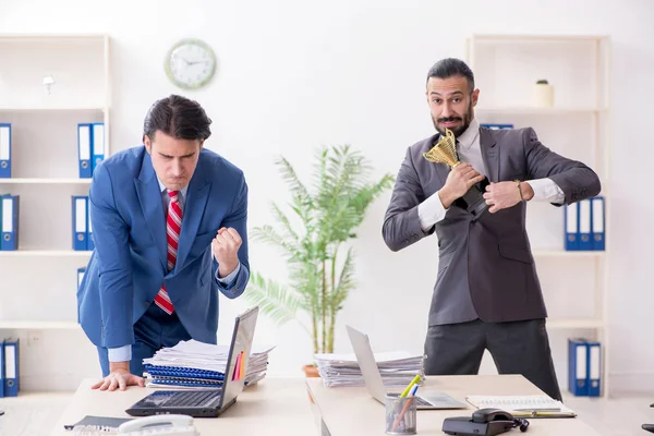 Two male colleagues in the office — Stock Photo, Image