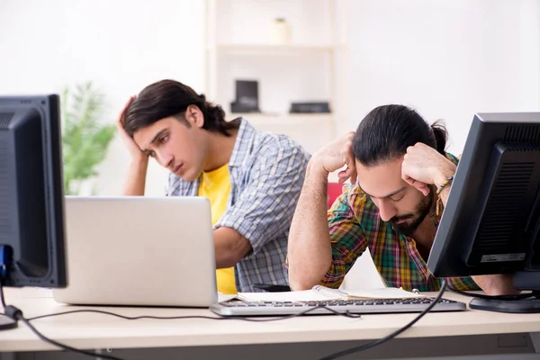 Deux il spécialistes travaillant dans le bureau — Photo