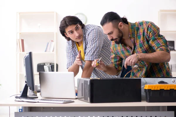 IT engineers working on hardware issue — Stock Photo, Image