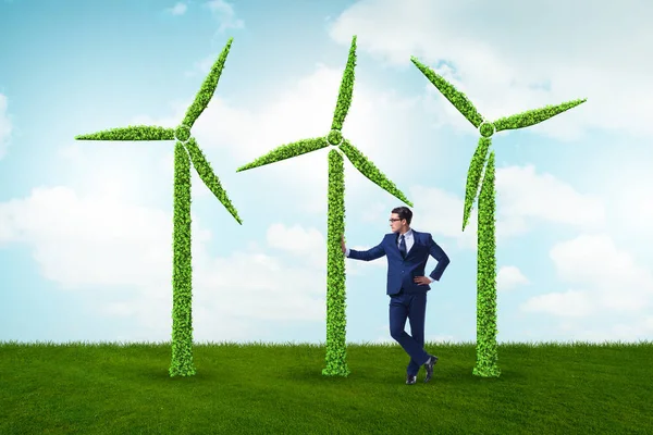 Homme d'affaires et moulins à vent en écologie concept — Photo