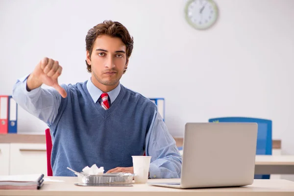 Jovem e bonito empregado que trabalha no escritório — Fotografia de Stock