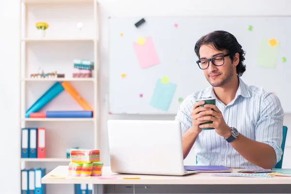 Ung snygg manlig designer arbetar på kontoret — Stockfoto