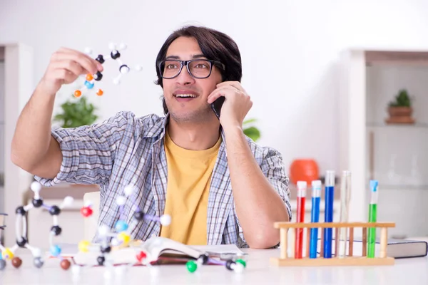 Jeune étudiant physicien se préparant à l'examen à la maison — Photo