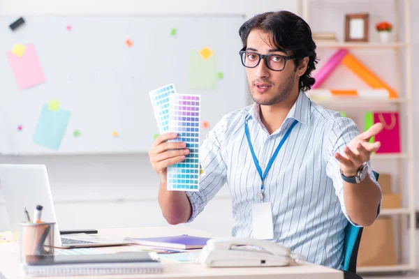 Joven diseñador masculino guapo trabajando en la oficina —  Fotos de Stock