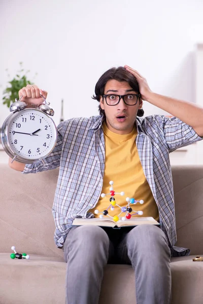 Joven estudiante físico preparándose para el examen en casa — Foto de Stock