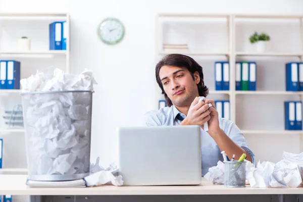 Geschäftsmann lehnt neue Ideen mit vielen Papieren ab — Stockfoto