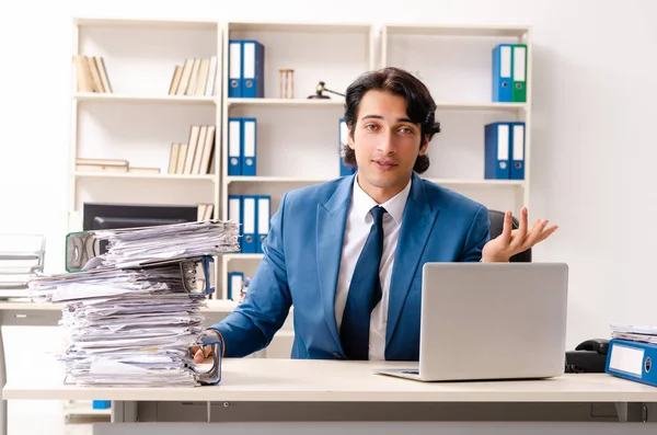 Giovane bel dipendente occupato seduto in ufficio — Foto Stock