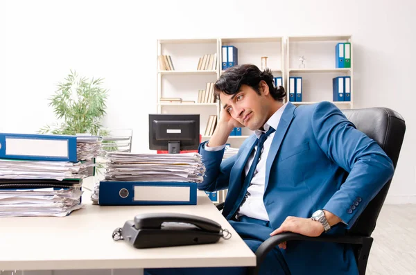 Jung hübsch beschäftigt mitarbeiter sitzen im büro — Stockfoto