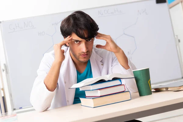 Joven estudiante químico en el aula — Foto de Stock