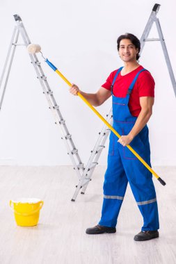 İçeride çalışan yakışıklı bir müteahhit. 