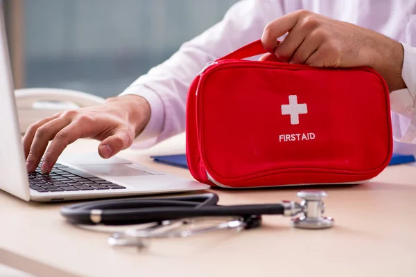 Jovem médico masculino no conceito de telemedicina — Fotografia de Stock