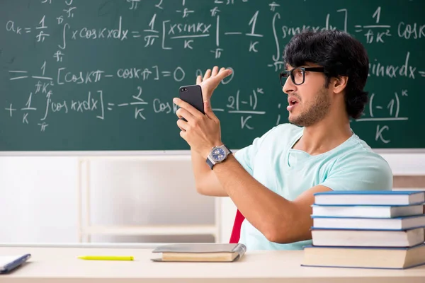 Junger männlicher Mathematikstudent vor der Tafel — Stockfoto