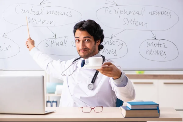 Hombre joven neurólogo médico en frente de pizarra — Foto de Stock