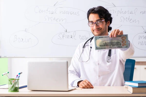 Hombre joven neurólogo médico en frente de pizarra — Foto de Stock