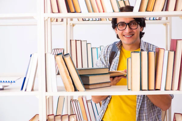 Mužský student se připravuje na zkoušky v knihovně — Stock fotografie