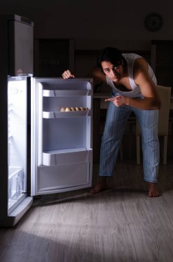 Adam geceleri buzdolabının yanında diyet yapıyor.