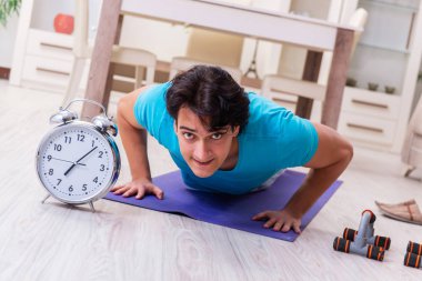 Yakışıklı delikanlı sabah egzersizleri yapıyor 