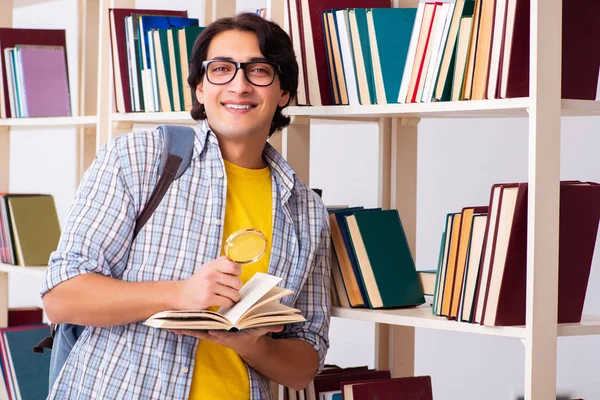 Manlig student förbereder sig för tentamen på biblioteket — Stockfoto