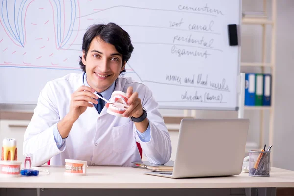 Junge hübsche Zahnärztin vor dem Whiteboard — Stockfoto