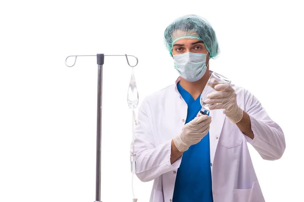 Giovane medico in infusione concetto isolato su bianco — Foto Stock