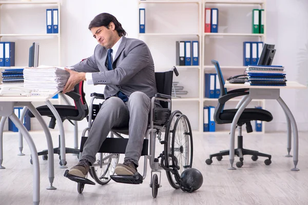 Junge hübsche Angestellte im Rollstuhl bei der Arbeit im Büro — Stockfoto