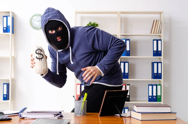 Zloděj v balaklavě v kanceláři — Stock fotografie