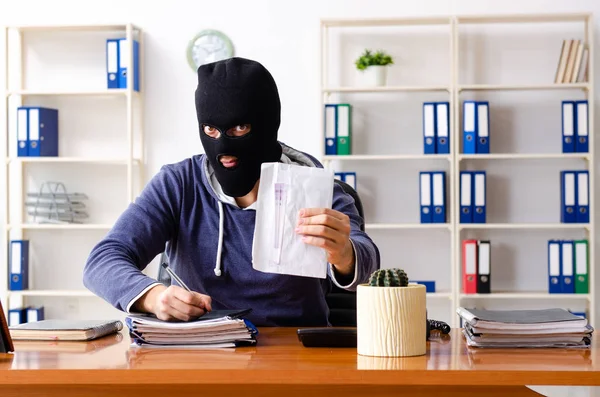 Männlicher Dieb mit Sturmhaube im Büro — Stockfoto