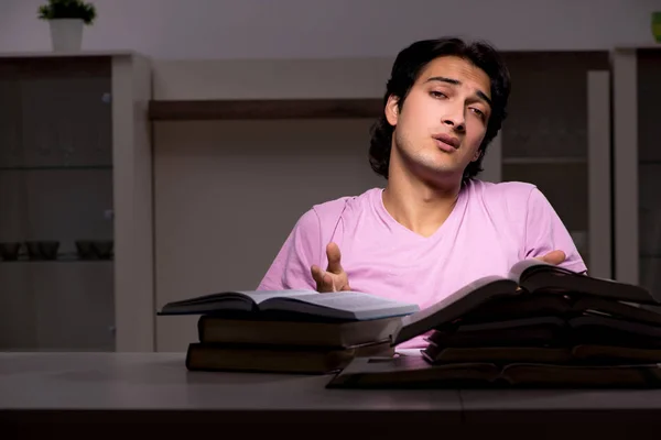 Hombre guapo estudiante preparándose para los exámenes tarde en casa —  Fotos de Stock