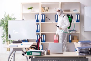 Profesyonel müteahhit ilaçlama ofisinde yapıyor 